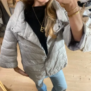 Herno liknande - Säljer vidare denna jacka då den inte passade, allltså lånade bilder av förra ägaren❣️ kom privat för mer info