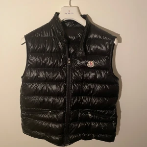 Moncler gui svart - Säljer den fetaste Moncler västen. Skick 9.5/10. Nypris 9000kr. Storlek 4, motsvarar L men passar M. Vid frågor skriv. Smidiga affärer prioriteras alltid🙂