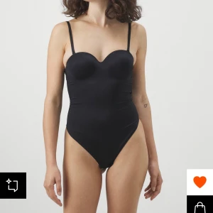 Svart body - Säljer den här super snygga body från Dorina, använd endast en gång då den var lite för stor, slutsåld på de flesta hemsidor 💗 stl 80B, pris kan diskuteras 🤗