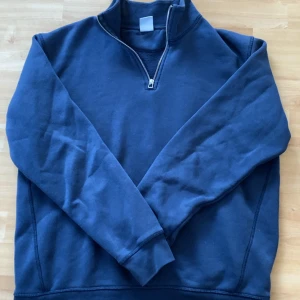 Halfzip Zara - Säljer en stilren mörkblå tröja från Zara med halv dragkedja. Perfekt för kyligare dagar med sin bekväma passform och långa ärmar. Enkelt att matcha med olika outfits. Skick 8/10 inga defekter knappast använd M i storlek