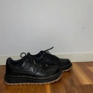Nike Air Force 1 Luxe - Snygga svarta Nike Air Force sneakers. Skorna är aldrig använda. 
