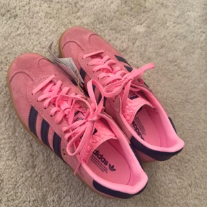 Adidas Gazelle bold  - Säljer dessa fina adidas sneakers i modellen gazelle bold i storlek 37 1/3. Säljer då de aldrig kommit till användning då är något små för mig. Lapparna kvar, dock har de fått några mindre fläckar då de stått i hallen med andra skor, kan skicka fler bilder🩷man får även tillhörande möekblpa snören! Köpt skorna för 1300, säljer för 650kr