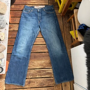 Levi’s 501 34x34 - Bra skick med lite små revor bak till, men de skavanker som finns syns på bilderna. Skriv för mer frågor!