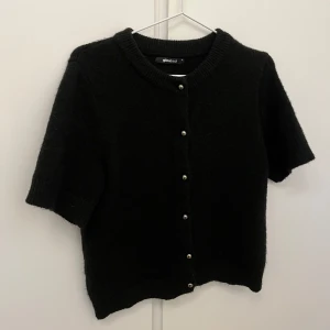 Svart kofta från Gina Tricot - Snygg svart kofta från Gina i S 😍💕jätte mjukt material o väldigt skön men även super snygg att klä upp!!