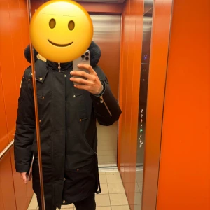 Moose knuckles vinter jacka äkta - Säljer på grund av har en annan jacka. Mycket varm, kvitto samt taggar följa med,ny pris 18990kr, fler bilder kan skickas! Möts även i Stockholm 