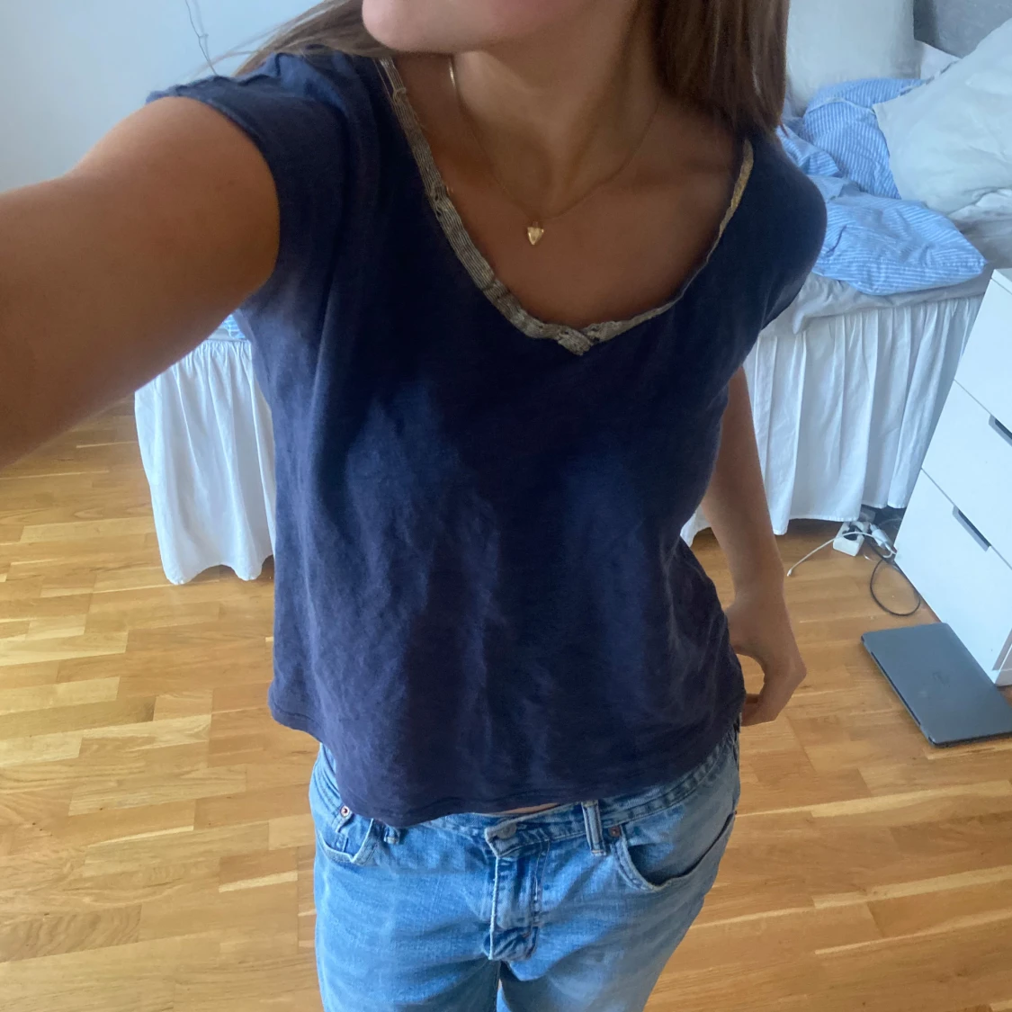 Mörkblå t-shirt med detaljerad halsringning - 90