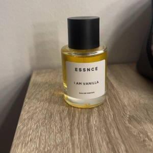 Essnce I Am Vanilla - En parfym från essnce i doften ”i am vanilla”. Doftar vanilj, röda bär och socker. Helt underbar. Den är helt ny!