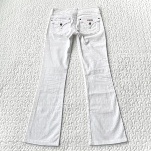 Vita lågmidjade jeans - Vita lågmidjade vintage jeans med snygga fickor i storlek W26, midjemått: 80cm beninnerlängd: 80cm 💞