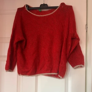Röd stickad tröja mef båthalsad krage - Mysig röd stickad tröja så himla fin aldrig använd 