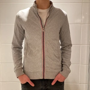 Moncler zip - Grå Moncler zip | strl: xs | skick: 7/10 | kan gå ner i pris vid snabb affär🤝