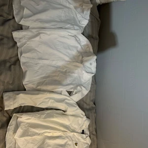 Vita skjortor med lång ärm - Tre snygga vita skjortor i utmärkta skick. Storlek 170 cm passar 175. Lyle&scott till höger och dom andra 2 från Lindex (Ge bud i Dm)