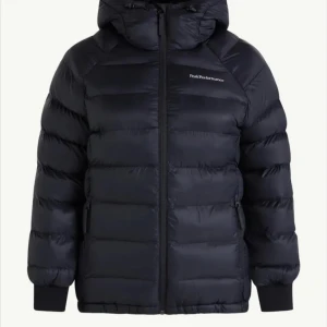 Peak performance Jacka Tomic Insulated Hood Jacket JR Black - Säljer min peak performance jacka då jag råka köpa i fel storlek. Jag kände nu i efterhand att jag Hälldre vill ha i S. Haft jackan i ca 3 månader och den är jätte varm och skön. Perfekt nu till vintern. Jackan är helt som ny och ser inga ”skador” på den. Kontakta om ni har frågor!❤️Orginalpris: 3200kr. Pris kan diskuteras!