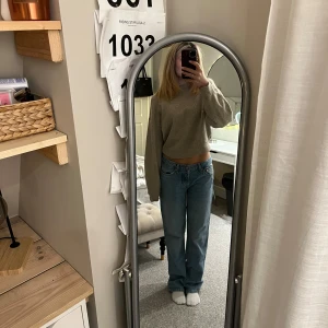 Ljusblå lågmidjade jeans från lager157 - Säljer dessa jeans då jag aldrig använt dem. Jätte snygga men även sköna och går att matcha till det mesta! 💕