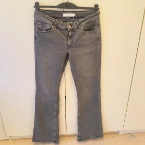 Low waist jeans🙏🏼🪩💓 - Säljer dessa Low waist grå bootcut jeans från junkyard i storlek s. Säljer dessa för de är förstora och har aldrig kommit till användning. Är i nytt skick o kosta från början 599 men säljer för 449kr💓💓