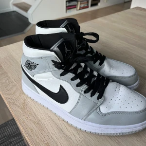 Nike Air Jordans i svart och grått - Snygga Nike Air Jordans i svart och grått med klassisk design. Dem är nästan nya, men vi har fått dem så vi har ingen låda till dem tyvärr. Dem kostar mellan 3-4 tusen nya men jag tar 800kr för dem men kan eventuellt gå ner i pris lite vid en snabb affär. Dem är 27,5 cm i inermåttet.