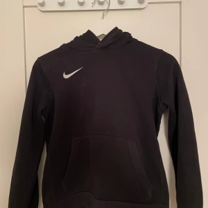 Nike hoodie - En svart Nike hoodie i storlek 137-147. Mycket bra kvalite och knappt använd