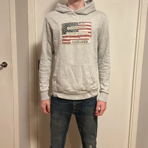 Grå hoodie från Ralph Lauren - Säljer en grå hoodie från Ralph Lauren, Denim and supply. Väldigt bekväm och passar perfekt till kyliga dagar. Fråga vid minsta fundering, pris går att diskutera lite.