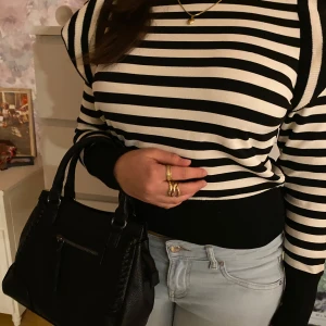 Randig croppad tröja från ONLY - Säljer en snygg svartvit randig croppad tröja från ONLY. Tröjan har långa ärmar och en tight passform, perfekt för dem som letar efter gamla Stockholm stil tröjor. Passar bra till både jeans och kjol. 🖤🤍