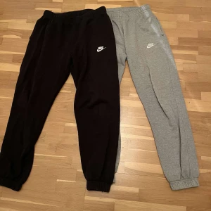 Nike byxor  - Jag har lagt upp två annonser separat på båda byxorna på min sida men här kan ni köpa båda tillsammans! Ordinarie pris för 2 är 1400kr men mitt pris för båda är 500kr!