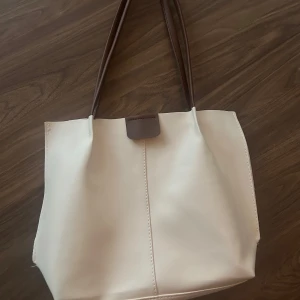 Vit väska - Vit lite större väska. Aldrig använd. Säljer då jag har för många väskor🎀
