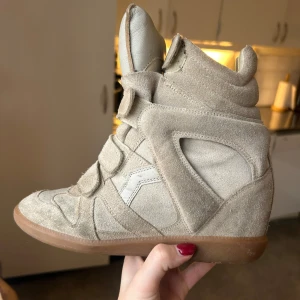 Isabel marant skor - Snygga beige sneakers i mocka med kilklack och kardborreband.  Passar väldigt bra till vardag men också fest!! De är lite smutsiga men det går nog att fixa. Jag tar bud