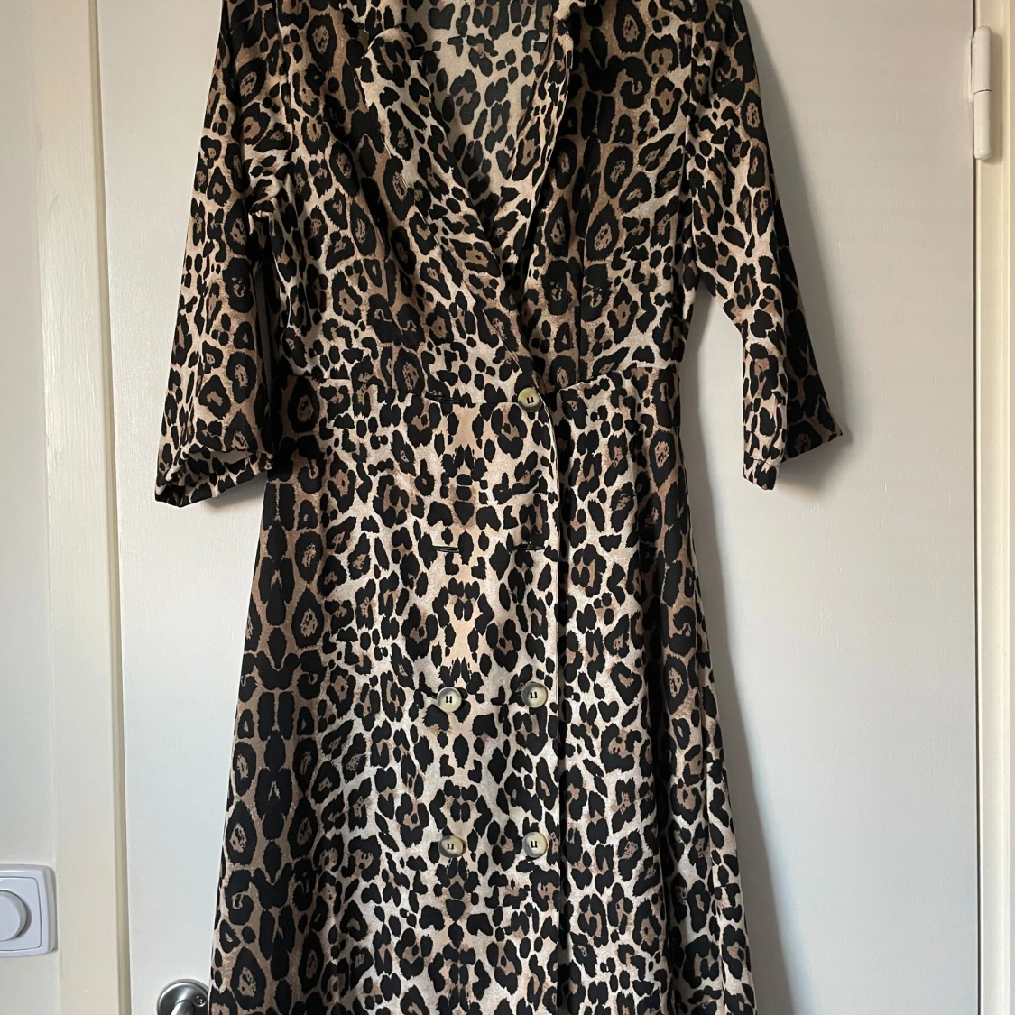 Leopardmönstrad klänning från ONLY