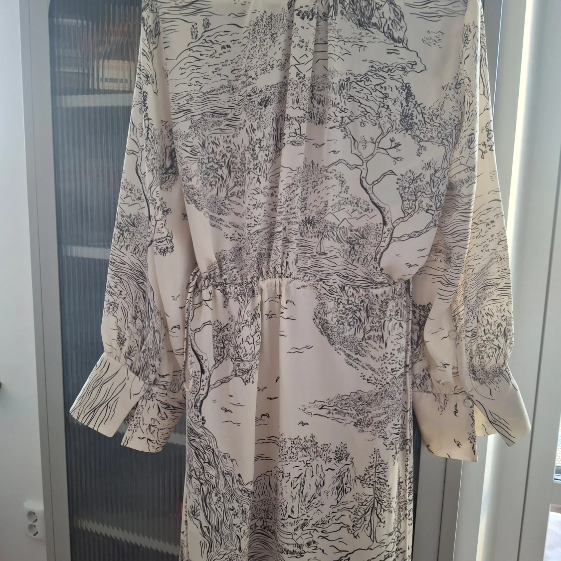 Beige mönstrad klänning från H&M - 90