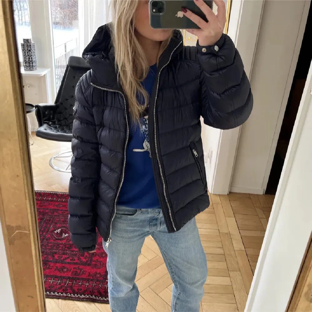 Prada winter jacket, marinblå är iprincip nyskick! Köpt för ca 14 000kr passar även för vår och höst. Takit.