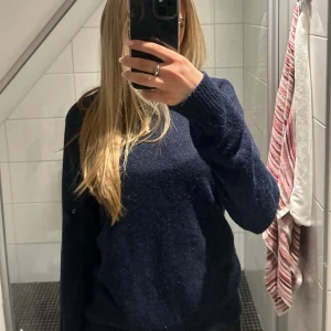Mörkblå stickad tröja  - Superfin mörkblå tröja från vila💕💕jättefint skick!