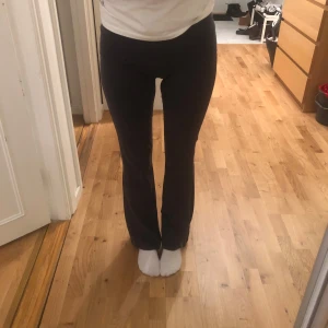Mörkgråa yoga byxor - Snygga och bekväma mörkgråa byxor med en vikbar midja från Gina tricot i storlek S. Byxorna har en bootcut design och är bekväma att bära hela dagen. 
