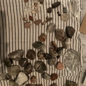 Samling av olika stenar och kristaller - En samling av olika stenar och kristaller i varierande storlekar och färger. Alla på bilderna ingår och videor och fler bilder har skickats via snap. Pris enligt överenskommelse för 2/3 av samlingen