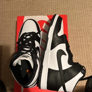 Nike Dunk i svart och vitt - Snygga Nike Dunk sneakers i klassisk svart och vit färgkombination. Skorna har inte används mer än att jag har provat dom.  Skriv gärna för fler frågor.