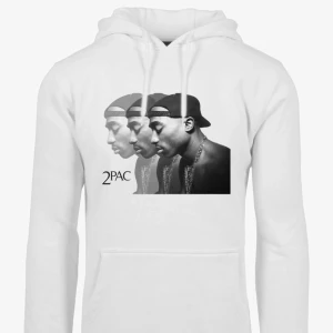 Vit hoodie med 2PAC-tryck - Snygg vit hoodie med ett coolt svartvitt tryck av 2PAC på framsidan. Hoodie är knappt använd i TOPP skick eftersom att den inte faller mig i smaken. Hör av er vid frågor eller fler bilder!!!