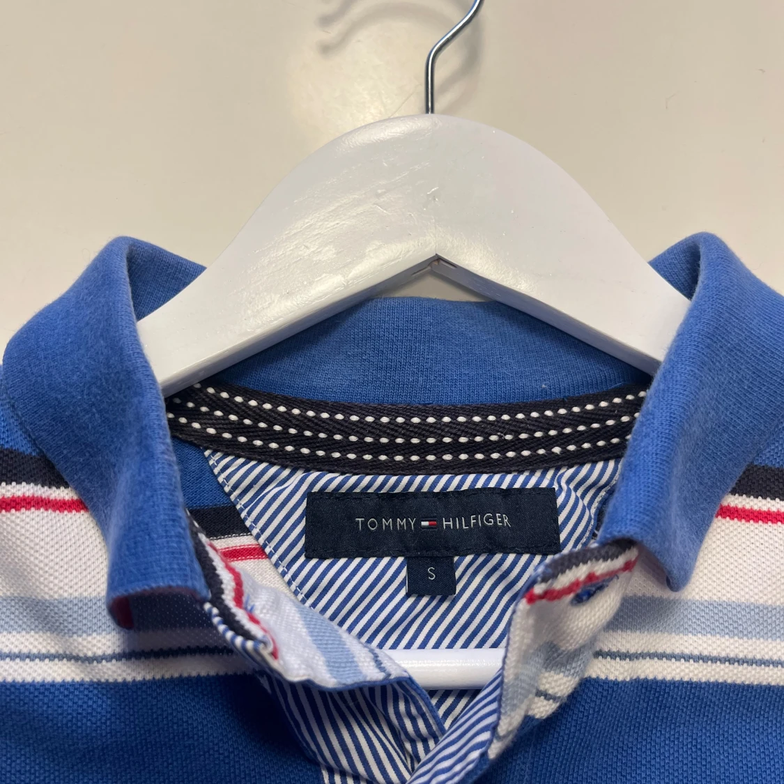 Blå och vit randig pikétröja från Tommy Hilfiger - 91