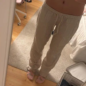 Linnebyxor från chelsea  - Jätte fina beiga linnebyxor från Chelsea. Säljer dessa eftersom att dom inte kommer till användning. Jättebra kvalitet och använda 1 gång. Priset kan diskuteras.