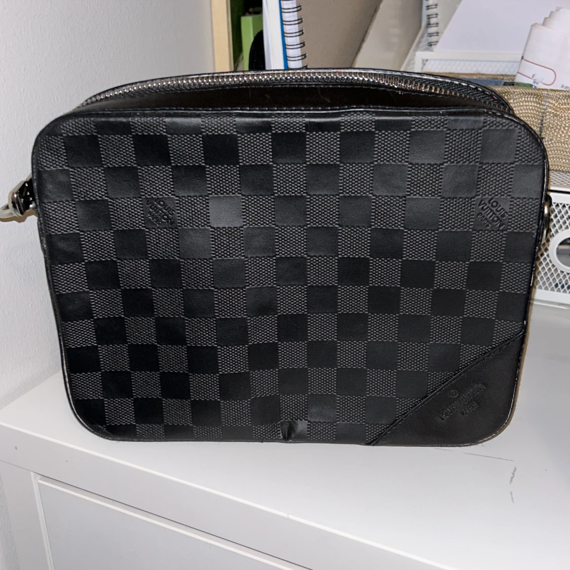 Svart rutig axelväska