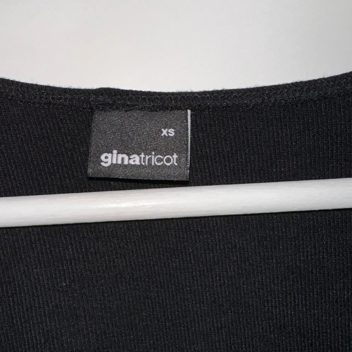 Svart topp med spetsdetaljer från Gina Tricot - 2