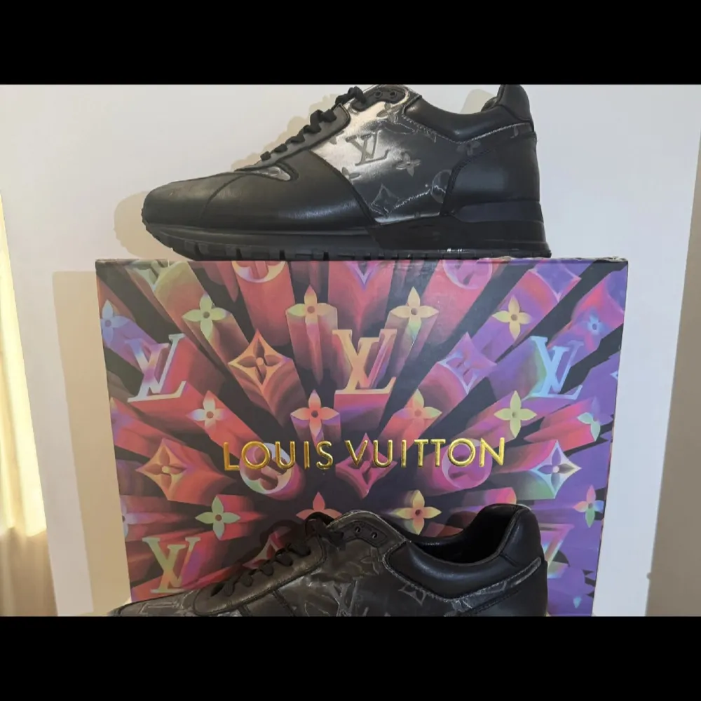 Snygga svarta sneakers från Louis Vuitton med deras ikoniska monogrammönster. Skorna har en stilren design med snörning och är tillverkade i skinn. Perfekta för den som vill ha en lyxig touch i vardagen. Storlek 42 kvittot finns. Kengät.
