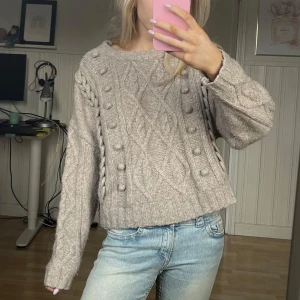 Beige stickad tröja - Jättefin beige stickad tröja från hm som inte kommit mig till användning, storlek s men passar även bra på xs 