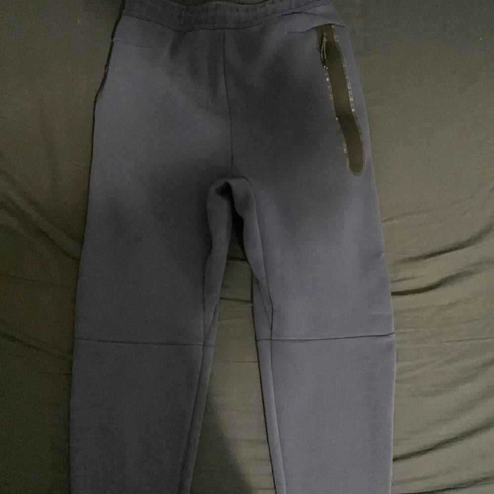 Säljer mina Nike tech fleece byxor då de blivit för små. Farkut & Housut.