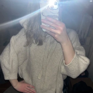 Beige stickad hoodie från H&M - Mysig beige stickad hoodie från H&M. Perfekt för kyliga dagar med sin mjuka och bekväma passform! Så sjukt sjukt snygg men kommer inte till användning❤️❤️