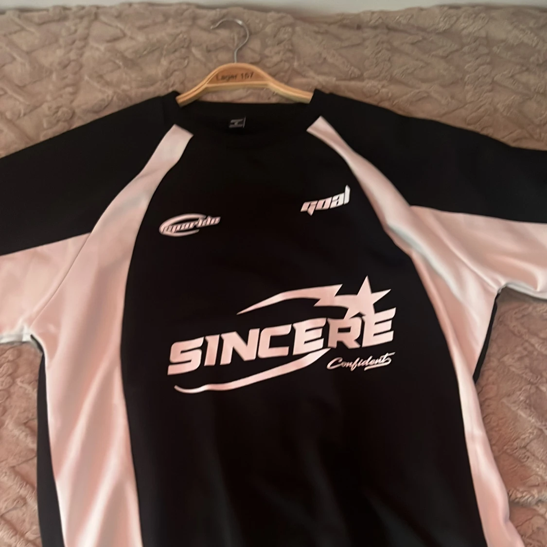 Svart och vit tröja från Sincere