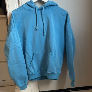 Blå hoodie från Bikbok - Säljer en mysig hoodie från bikbok. Den är lite oversized i modellen. Inga defekter. Säljer även en likadan fast grön😊
