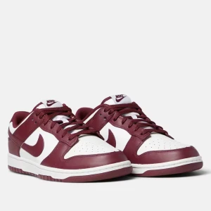 Nike Dunk i vinrött och vitt strl. 43 - Snygga Nike Dunk sneakers i en stilren kombination av vinrött och vitt. Herrmodell i storlek 43. Helt oanvända så väldigt gott skick, nypris 1499kr så säljer för 1000kr