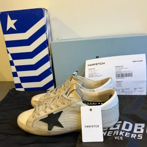 Golden Goose Superstar - Hej!😇 Jag säljer ett par Golden Goose Superstar i storlek 42 och med all behövlig äktehetsbevis. Skick 8/10 då undersidan är sliten som man kan se på 5 bilden. De är perfekta till sommarn och båda dustbagsen följer med, ej box😇😇😇