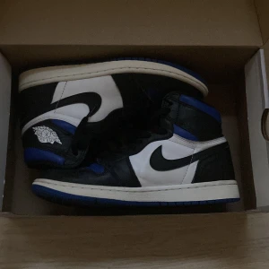 Nike Air Jordans  - Snygga Nike Air Jordans i en väldigt bra kondition (7,5/10)! Köpte för några år sedan men har växt ur dom nu. Nypris är 3000+ kr. Självklart äkta. Priset är inte hugget i sten, hör av er vid frågor!