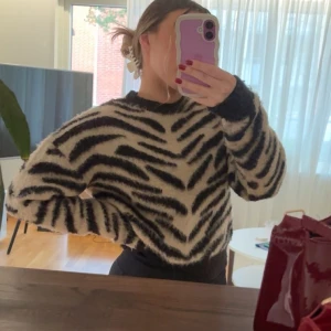 Stickad tröja NAKD - En mönstrad stickad tröja från NAKD. Materialet är fluffigt och borstad yta🌺