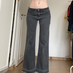 Y2k lågmidjade bootcut grå jeans - Såå fina 2000tals lowwaist jeans i grått!! Fina detaljer som glittrig silvrig sten på framknappen!! W29 o stretchiga, jag på bilden är 1,65:)
