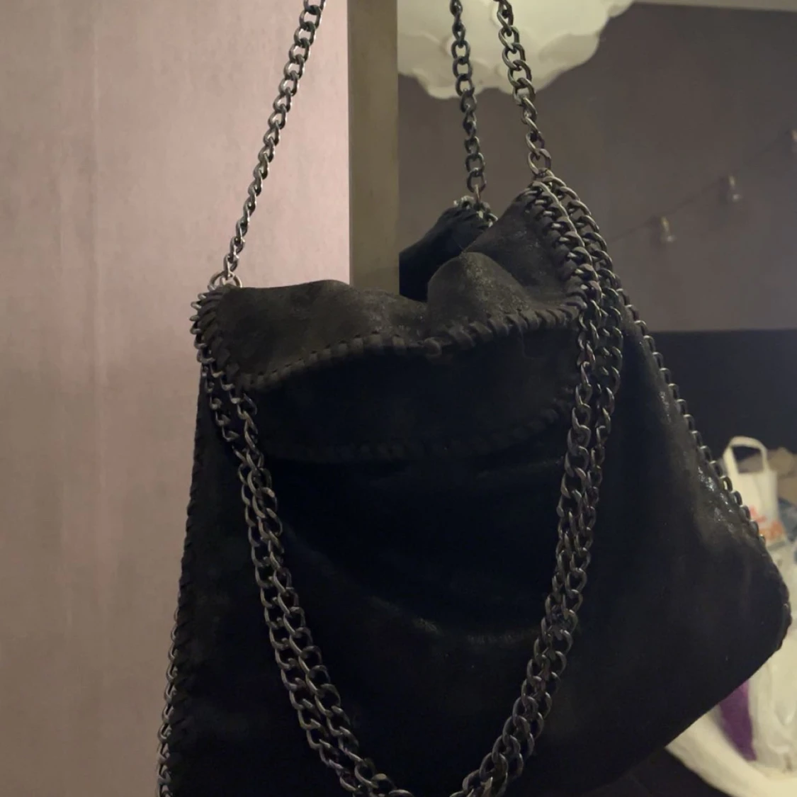 Svart axelväska med kedjedetaljer - 2