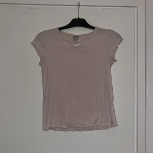 Ljusrosa topp - Ljusrosa ribbad topp från KappAhl. 🩷